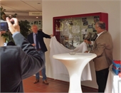 Direktor der Hochschule für den öffentlichen Dienst Bayern, Harald Wilhelm und Hans Steiner von der Studiengruppe enthüllen den Schaukasten