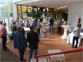 In einer kurzen Ansprache erläutert Hans Steiner den 50jährigen Zusammenhalt eines Teils der Studiengruppe aus dem Jahr 1969 und bedankt sich bei der Hochschule Hof für die Bereitschaft, dieses einmalige und außergewöhnliche Ereignis in einem eigenen Schaukasten darstellen zu dürfen